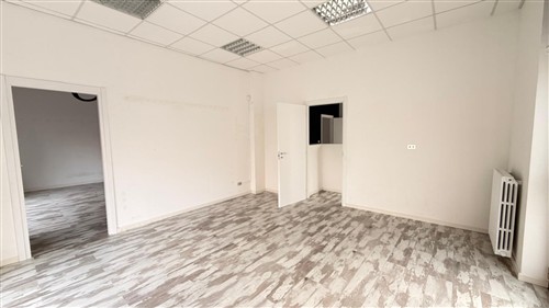 Locale Commerciale con Posto Auto Privato. Locato!